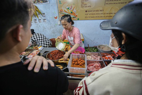 Ly kỳ bánh mì Trường Tiền: Long đong chuyển chỗ, khách vẫn tìm cho ra để mua