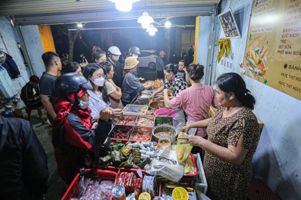 Ly kỳ bánh mì Trường Tiền: Long đong chuyển chỗ, khách vẫn tìm cho ra để mua