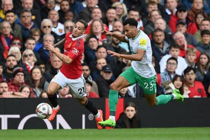 Manchester United chia điểm với Newcastle