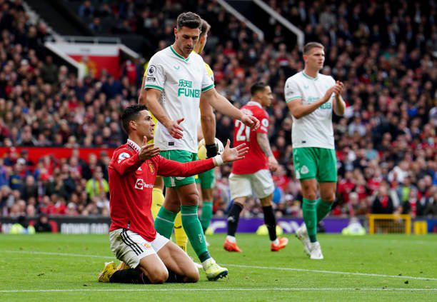 Manchester United chia điểm với Newcastle