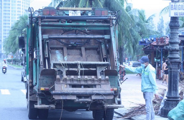 Đà Nẵng: Khẩn trương dọn vệ sinh toàn thành phố sau bão số 5