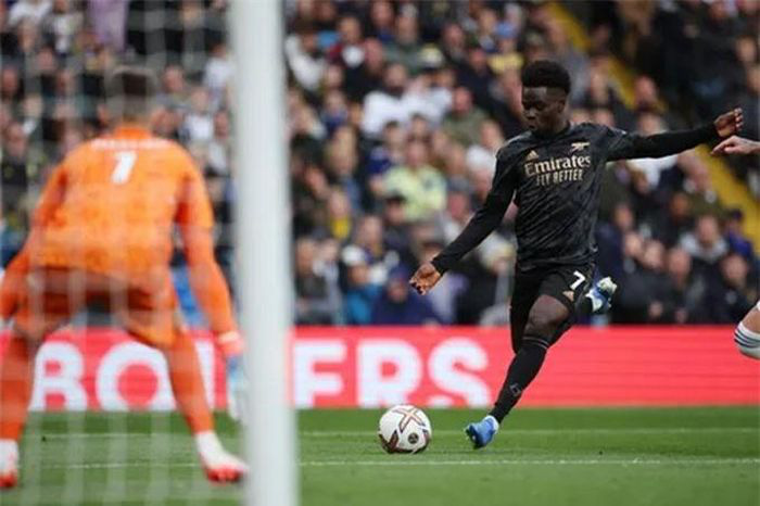 Thắng Leeds, Arsenal bỏ xa Man City 4 điểm