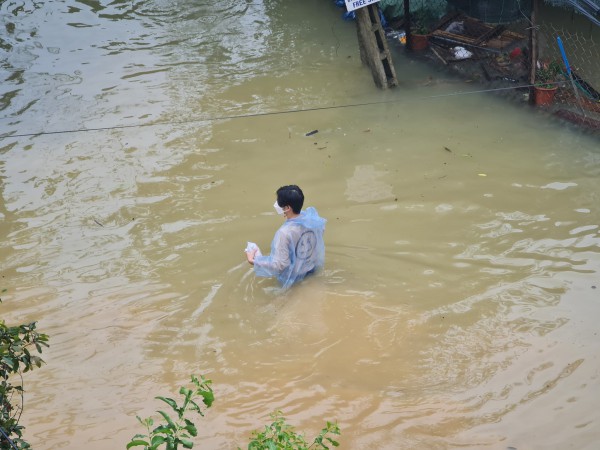 Chủ trọ vượt lũ mang cơm nóng cho sinh viên: 