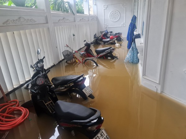 Chủ trọ vượt lũ mang cơm nóng cho sinh viên: 