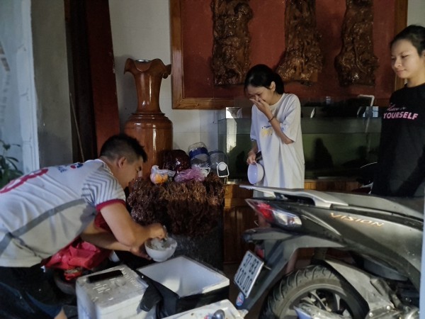 Chủ trọ vượt lũ mang cơm nóng cho sinh viên: 