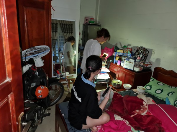 Chủ trọ vượt lũ mang cơm nóng cho sinh viên: 