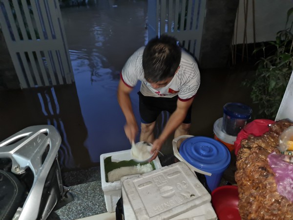 Chủ trọ vượt lũ mang cơm nóng cho sinh viên: 