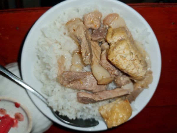 Chủ trọ vượt lũ mang cơm nóng cho sinh viên: 