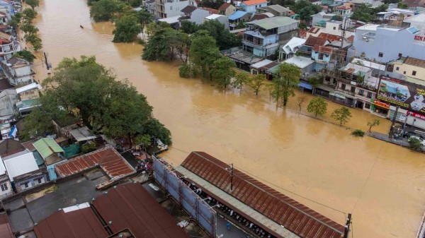 Huế: Mưa lớn kéo dài trong 2 ngày, nhiều trục đường chính bị ngập