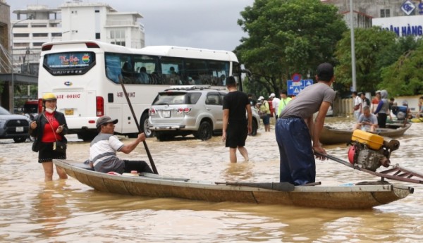 Huế: Mưa lớn kéo dài trong 2 ngày, nhiều trục đường chính bị ngập