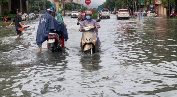 Huế: Mưa lớn kéo dài trong 2 ngày, nhiều trục đường chính bị ngập