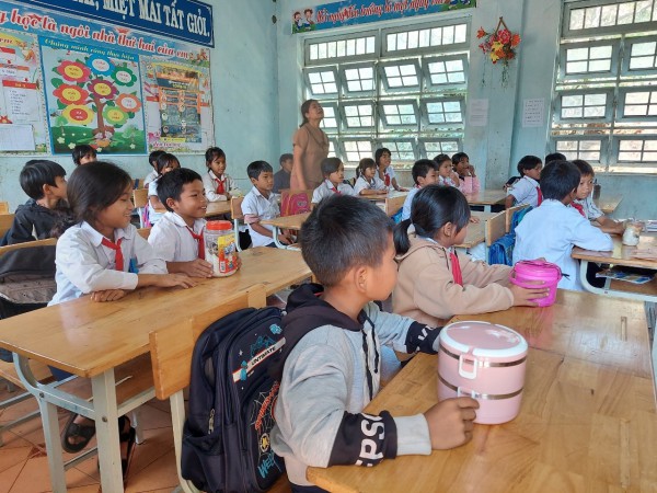 Cầu trôi do lũ, học sinh vất vả đến trường