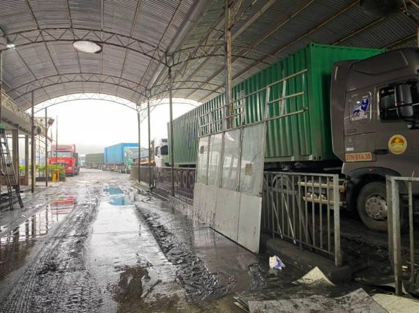 Sạt lở tắc đường, hàng chục xe container kẹt ở cửa khẩu quốc tế La Lay