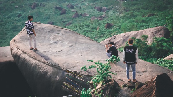 Đón bình minh ở hòn đá Thuyền trên đèo Hải Vân