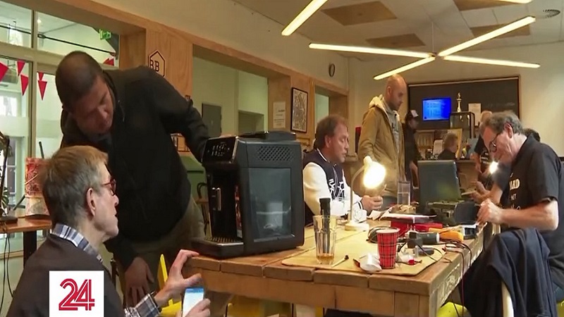 Đến quán cà phê để… sửa đồ điện