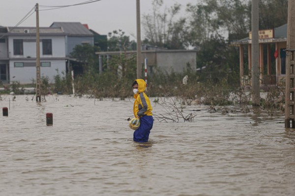 Giáo viên đi bộ đến trường dọn bùn sau lũ: 