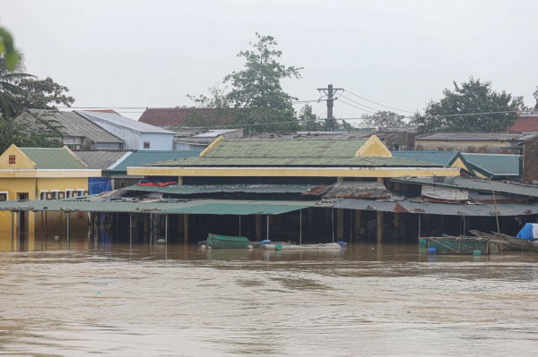 Giáo viên đi bộ đến trường dọn bùn sau lũ: 