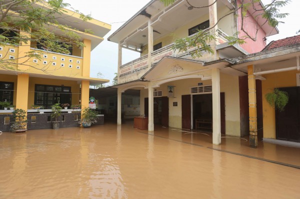 Giáo viên đi bộ đến trường dọn bùn sau lũ: 