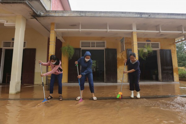 Giáo viên đi bộ đến trường dọn bùn sau lũ: 