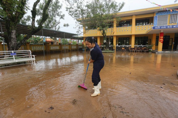 Giáo viên đi bộ đến trường dọn bùn sau lũ: 
