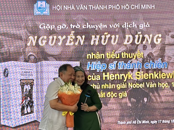 Nhà văn, dịch giả Nguyễn Hữu Dũng và 