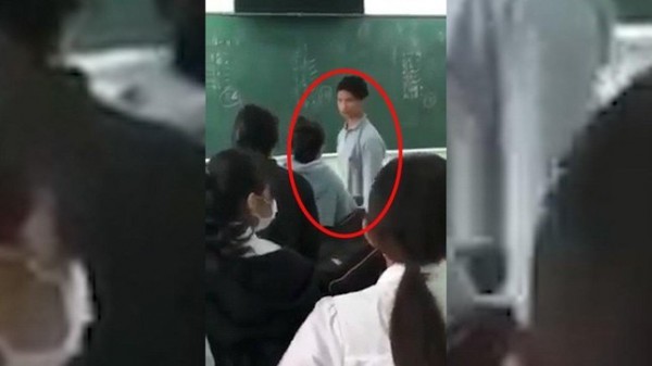 Buộc nghỉ học 1 tuần đối với nữ sinh văng tục với thầy giáo trong lớp học
