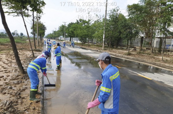 URENCO 15 tăng cường ra quân dọn vệ sinh môi trường sau trận mưa lịch sử