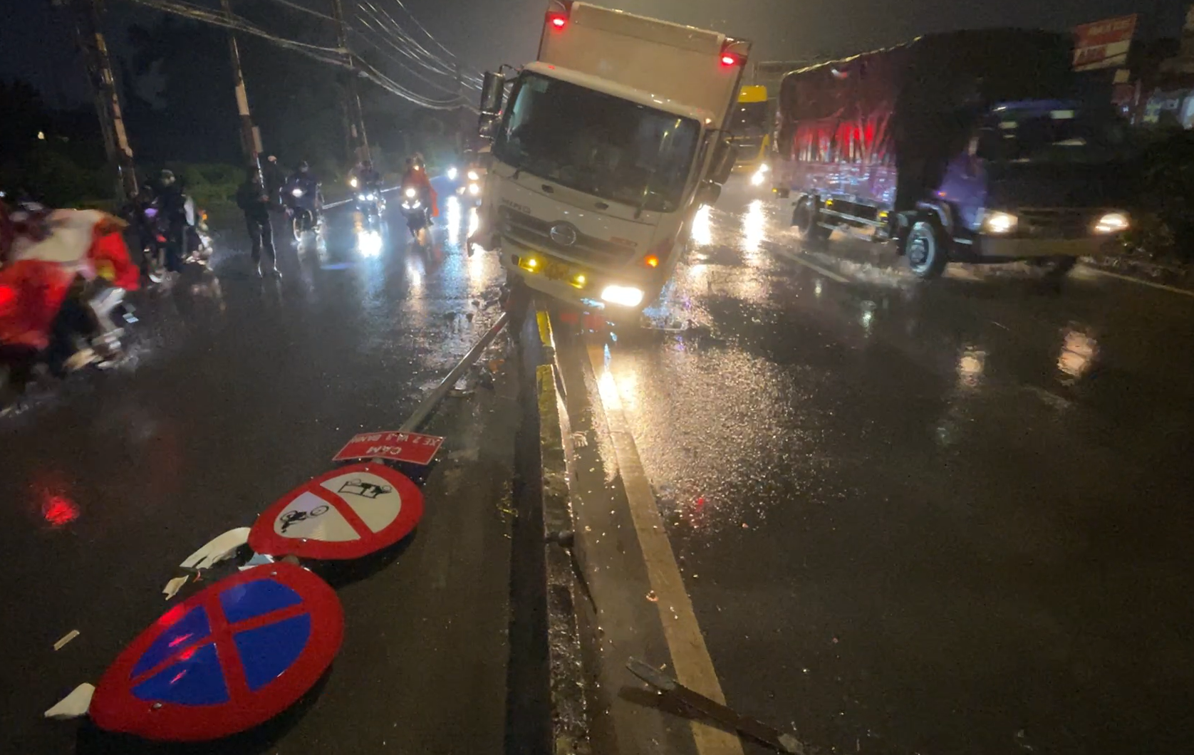 TP.HCM: Xe tải leo con lươn tông ngã cột biển báo giao thông, nhiều người thoát nạn
