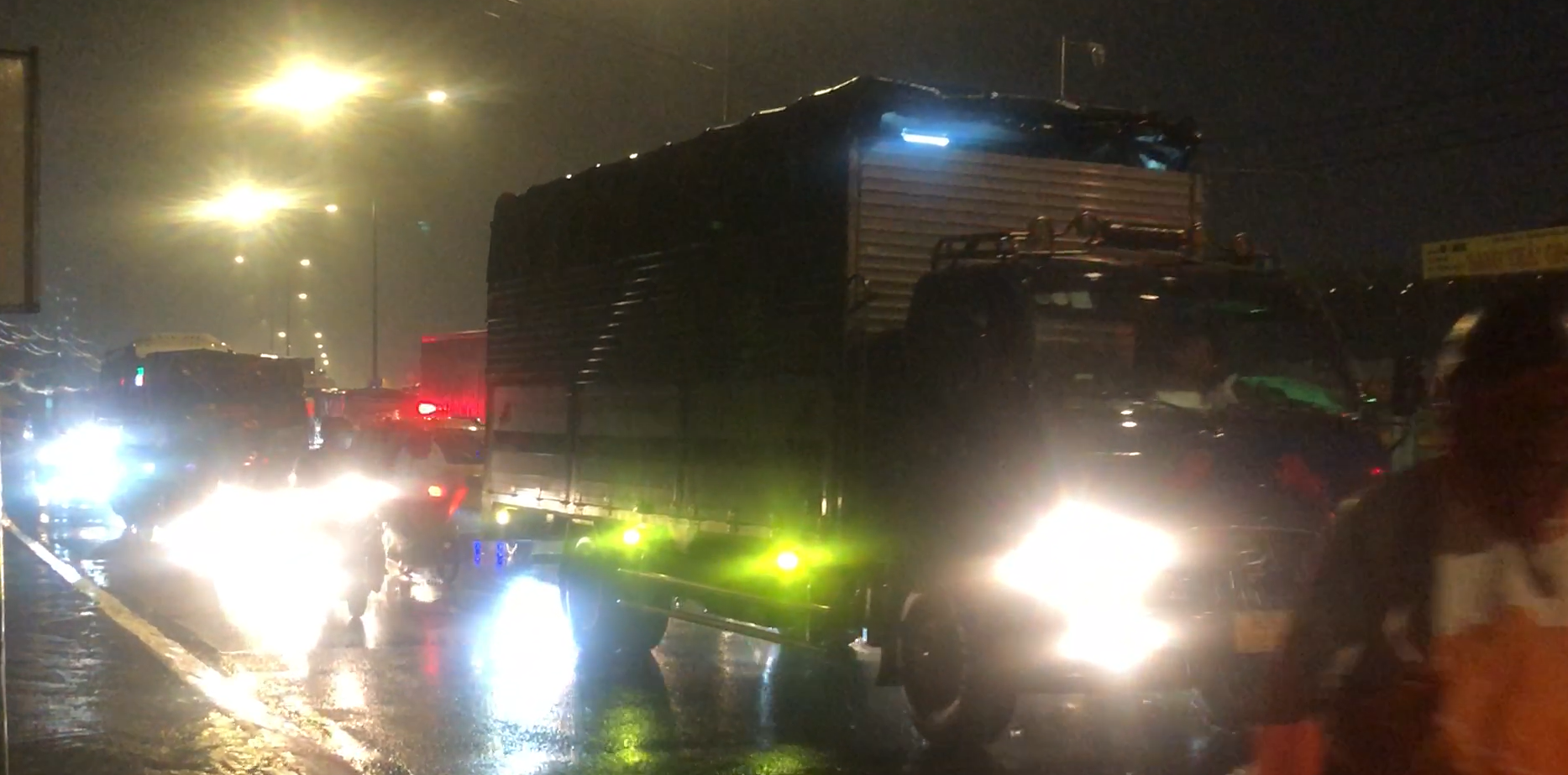 TP.HCM: Xe tải leo con lươn tông ngã cột biển báo giao thông, nhiều người thoát nạn