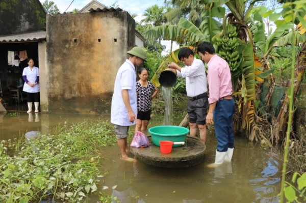 Đảm bảo chất lượng nguồn nước và vệ sinh môi trường cho người dân sau lũ