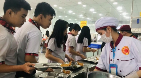 Học sinh THPT nghỉ trưa ở trường có phải đóng phí?