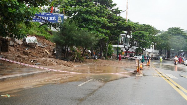 Sợ sạt lở núi, nhiều khách vội rời khách sạn ở Vũng Tàu