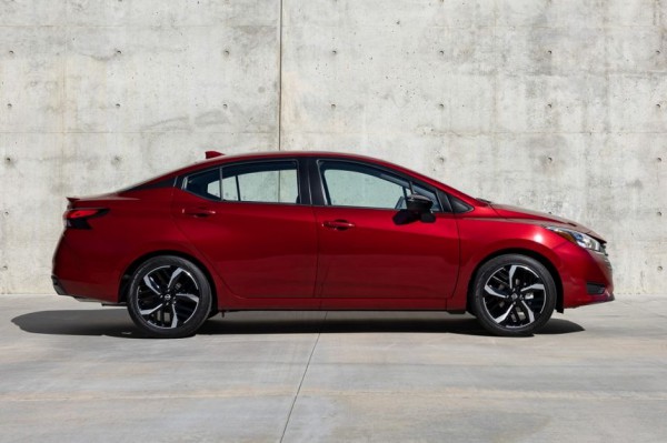 Nissan Almera 2023 nâng cấp diện mạo mới, xe tại Việt Nam thành đời cũ
