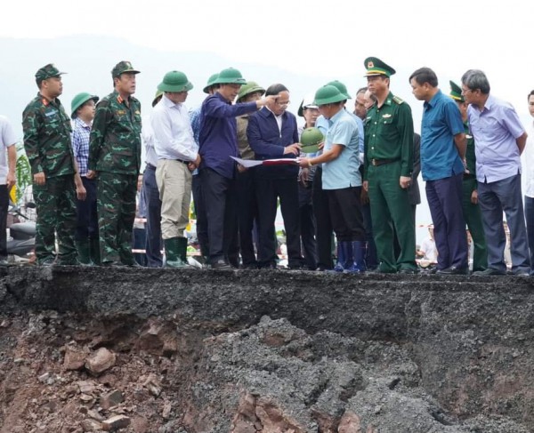 Quảng Trị: Xuyên đêm khắc phục sạt lở tuyến đường lên cửa khẩu quốc tế La Lay