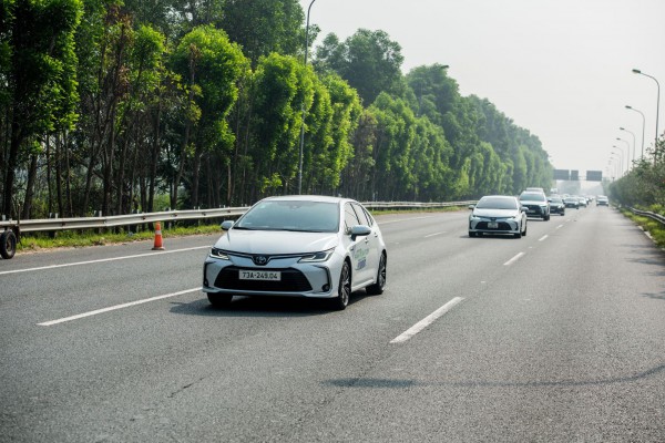 Toyota Corolla Altis Hybrid 2022, khách hàng bất ngờ với khả năng vận hành vượt trội