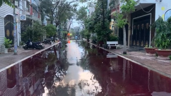 TP.HCM: Nước ngập đỏ lòm trên tuyến đường Phan Anh, Tô Hiệu sau cơn mưa