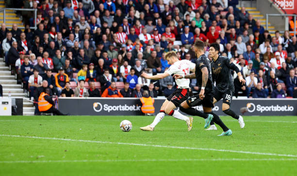 Southampton 1-1 Arsenal: Pháo thủ hụt bước tại St Mary