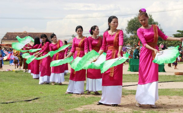 Hàng ngàn du khách và người dân tham dự lễ hội Katê, Ninh Thuận