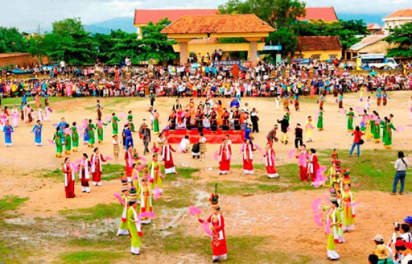 Hàng ngàn du khách và người dân tham dự lễ hội Katê, Ninh Thuận