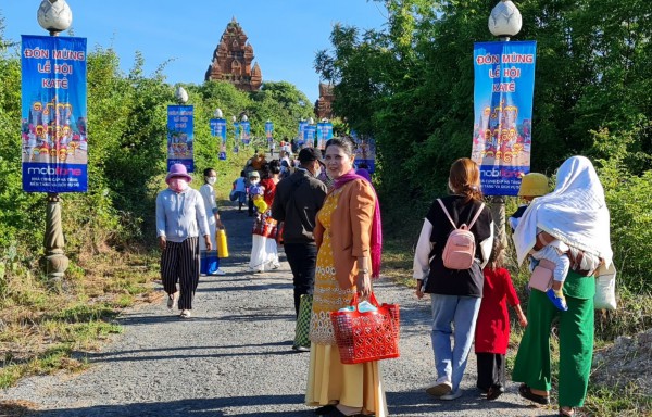 Hàng ngàn du khách và người dân tham dự lễ hội Katê, Ninh Thuận