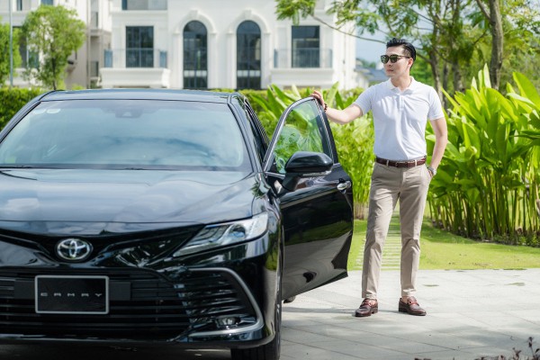 Toyota Camry: Trẻ hóa để giữ ngôi vương