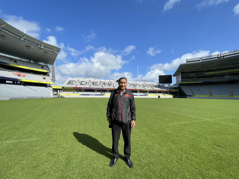 HLV Mai Đức Chung thăm sân đấu chính thức với đương kim vô địch