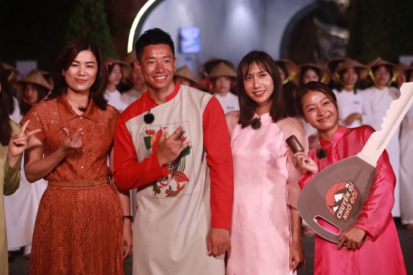 Lynk Lee, Phú Cường, Nguyên Yunie nhận ô tô khi về đích 