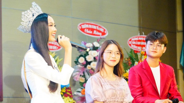 Hoa hậu đạt IELTS 8.0 