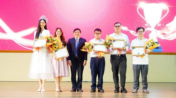 Hoa hậu đạt IELTS 8.0 