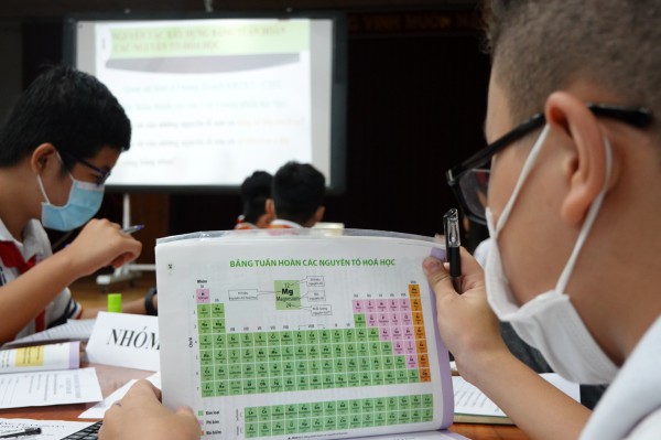 Vì sao chưa bỏ phiên âm trong sách giáo khoa?