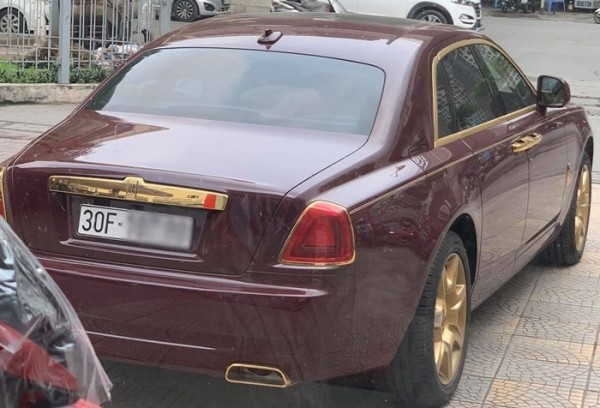 Xe Rolls-Royce Ghost mạ vàng của ông Trịnh Văn Quyết hạ giá, đấu giá lần 2