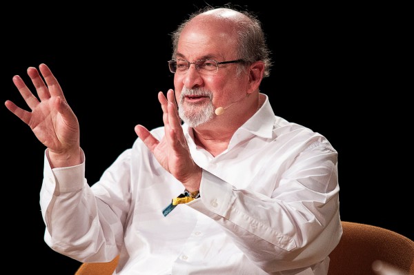 Nhà văn Salman Rushdie liệt tay, mất thị lực sau khi bị đâm