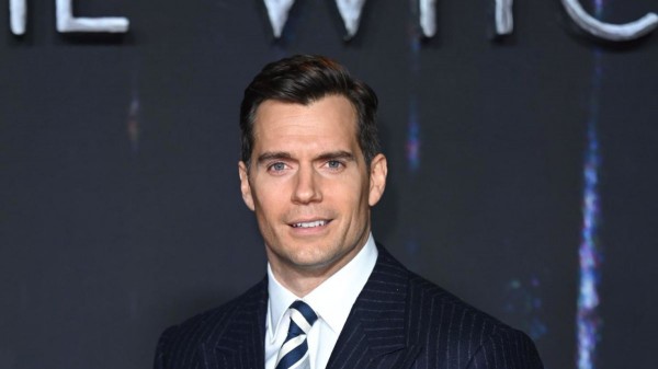 Henry Cavill thông báo trở lại vai diễn Superman