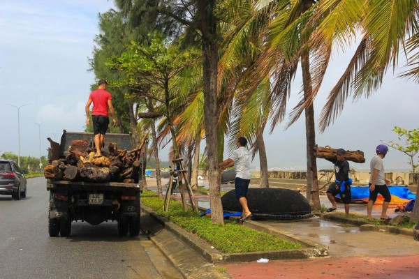 Bờ biển Đà Nẵng ngổn ngang rác thải sau lũ và mưa lớn